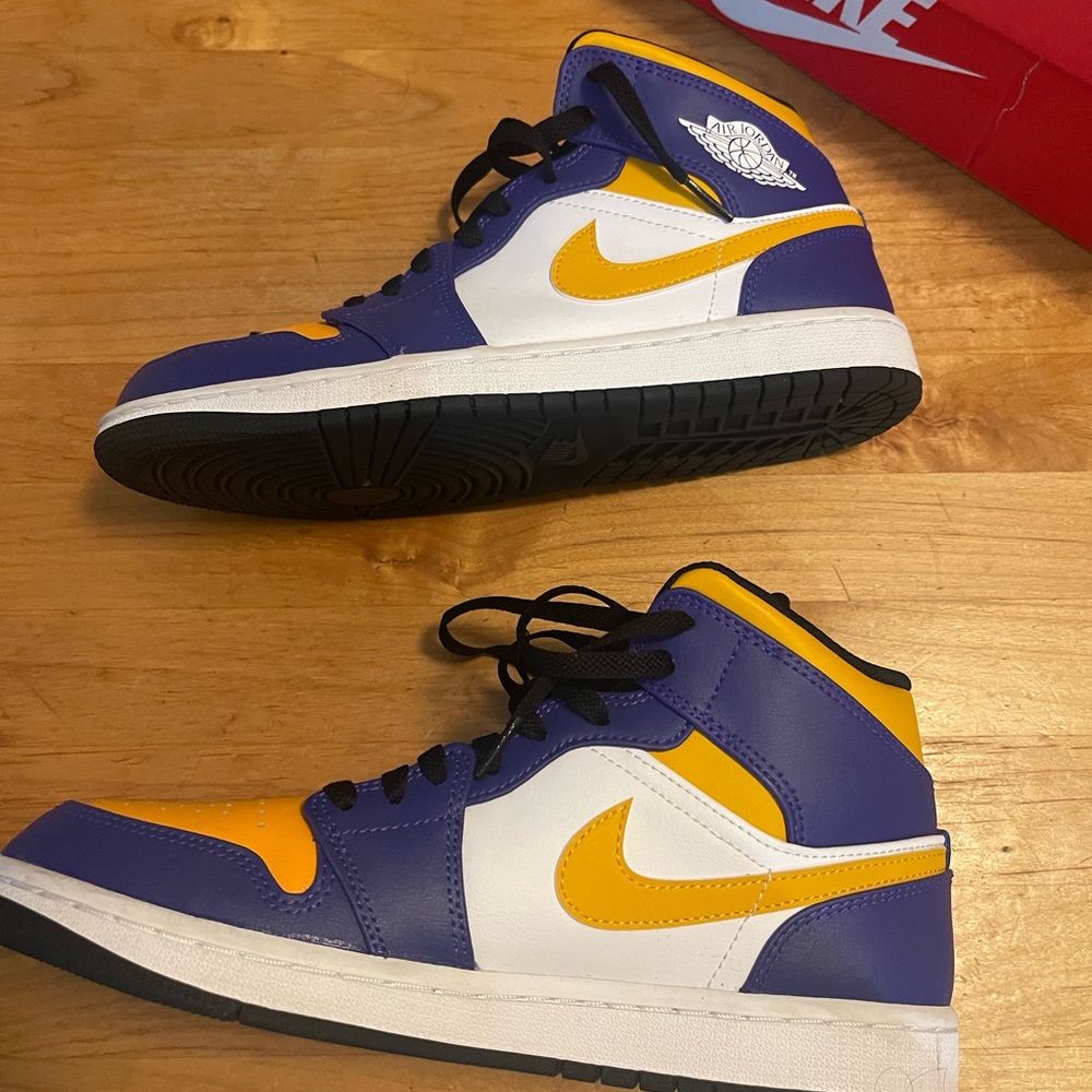 Gently used Nike Air Jordan 1 - Lakers - Picture 3 of 8